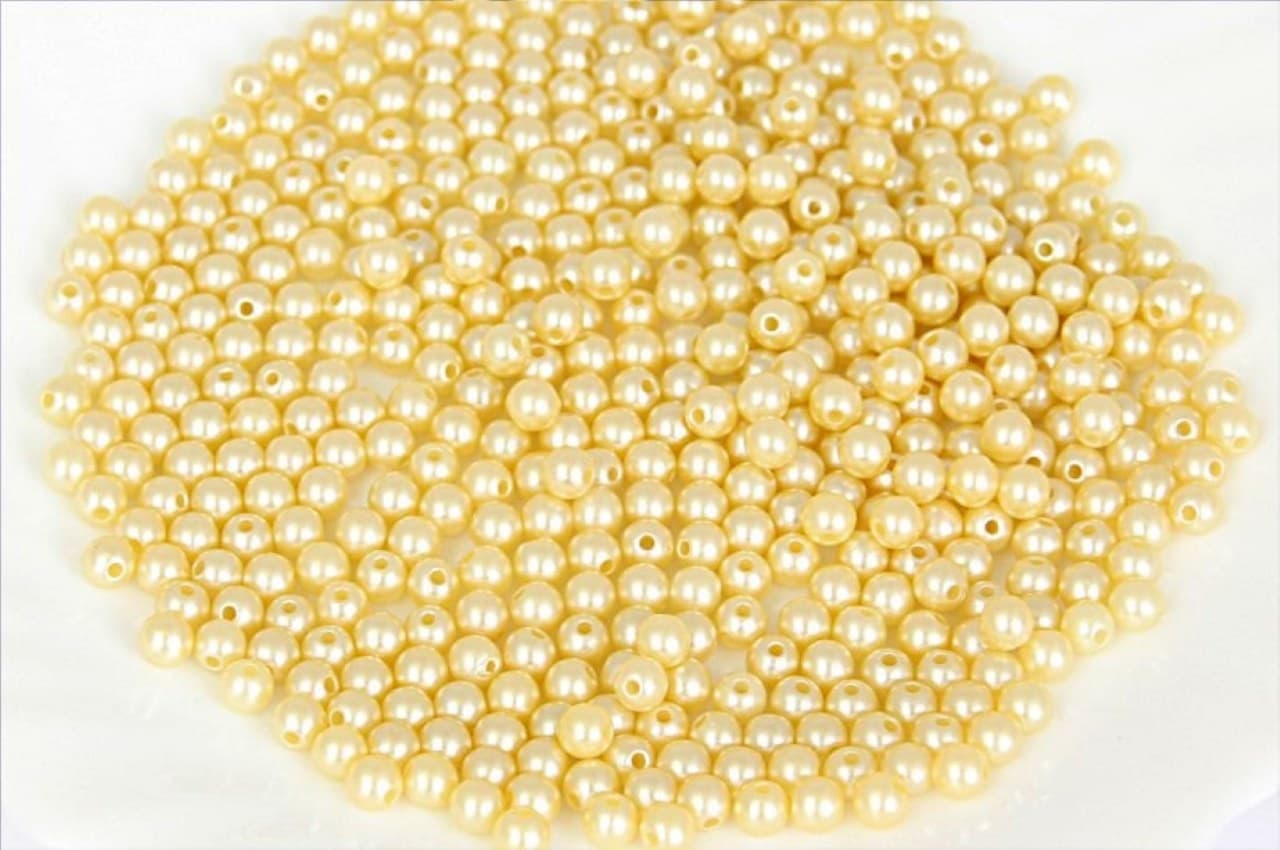 Koraliki (perełki) z dziurką, śr. 8mm c.kremowe