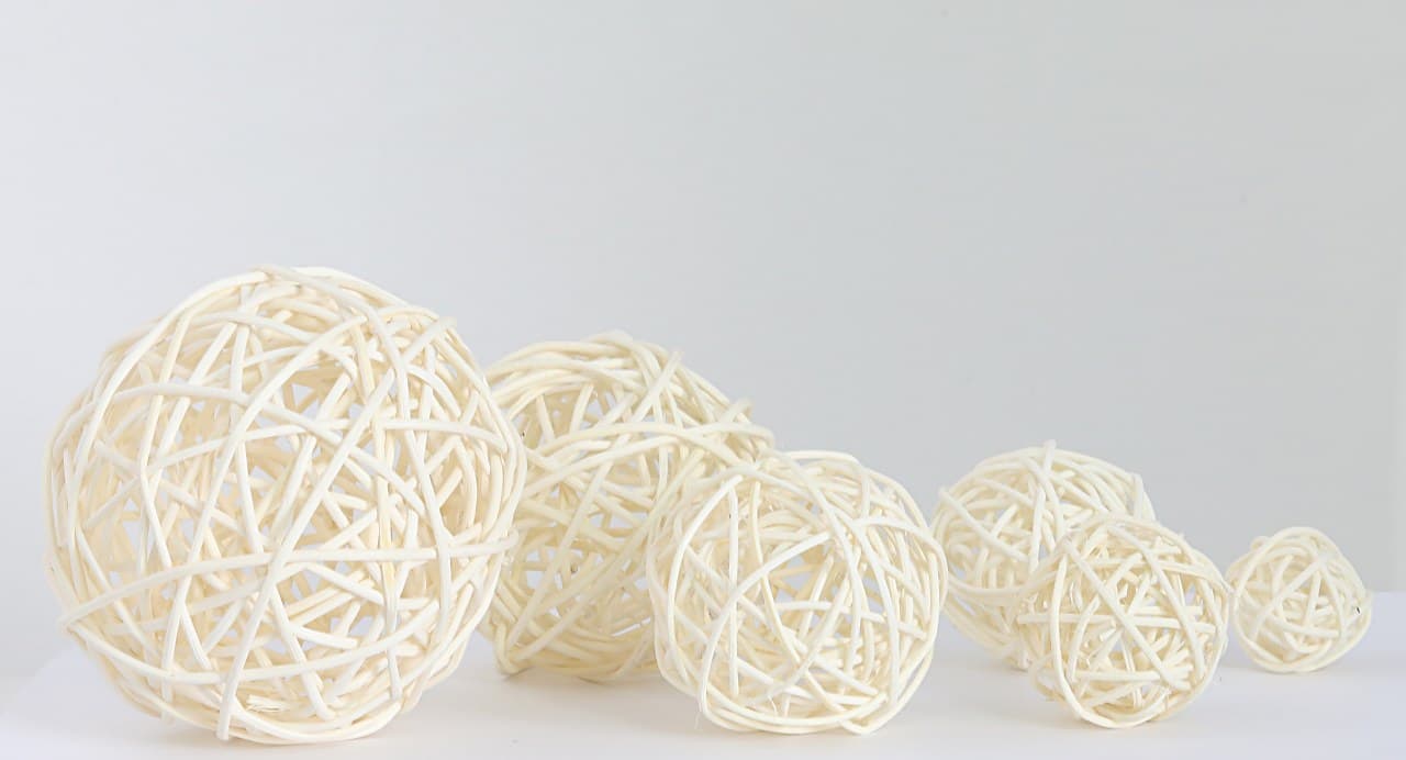 Pleciona Kula rattanowa śr. 3cm, wybielana